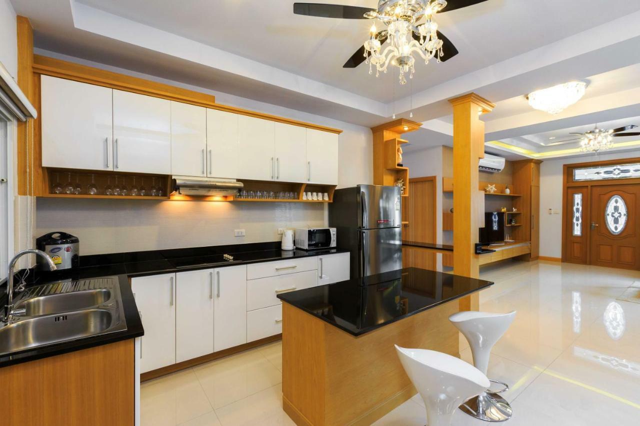 Gala Villa Pattaya Buitenkant foto